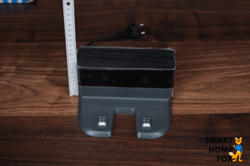 Die Ladestation des Ecovacs Deebot OZMO T8 wird mit einem Lineal ausgemessen